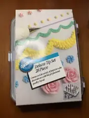 Wilton Deluxe Tip Set 28 Piece Cake Decorating Kit Basic & Specialty Tips NEW