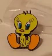 TWEETY BIRD ENAMEL / LAPEL PIN "LOONEY TUNES"-NIP-NEXT DAY SHIPPING