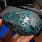 [友克鑫礦業]DD220約重899G-藍磷灰石原礦 磷灰石 APATITE 天然水晶 無加工未拋光原石 藍磷灰