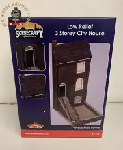 Bachmann 44-217 OO Gauge Low Relief Three Storey City House