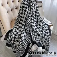 在飛比找momo購物網優惠-【AnnaSofia】柔軟棉麻感披肩圍巾-大小千鳥紋拼接 現