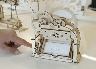 Ugears 自我推進模型 (Mechanical Etui 機動名片盒)