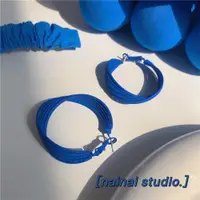 在飛比找ETMall東森購物網優惠-confetti克萊因藍色小眾女耳環
