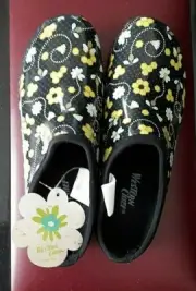 Garden Clogs Slip on Shoe Spring Buzzing Bees Black Yellow Western Chief Size 7