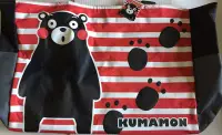 在飛比找Yahoo!奇摩拍賣優惠-KUMAMON 熊本熊 肩背包 行李袋 購物袋 外出袋 歡迎