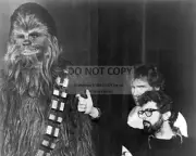HARRISON FORD, PETER MAYHEW AND DIRECTOR GEORGE LUCAS - 8X10 PHOTO (WW136)