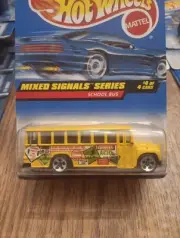 Hot Wheels School Bus 736 Ford Classic B Series 6th Generation 1998 Creased Card