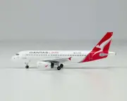 Aeroclassics AC411345 QantasLink Airbus A319-100 VH-8NP Diecast 1/400 Jet Model
