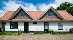 Holiday home in beautiful surroundings nearby the coast of Noord Holland province