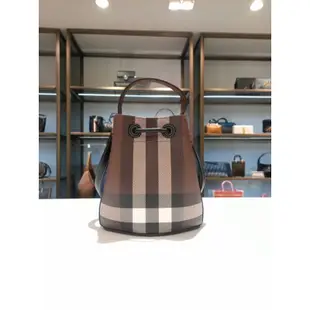 Burberry 80662131 迷你TB 抽繩水桶包 深樺木棕《2024季度新品》