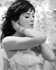 MONICA BELLUCCI 8 x 10 in (20 x 25 cm) Photo UNSIGNED 2470
