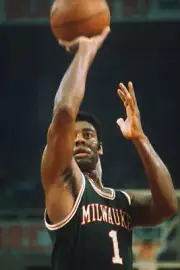 Milwaukee Bucks Guard Oscar Robertson 1970 OLD BASKETBALL PHOTO 6