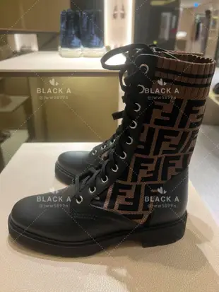 【BLACK A】FENDI 經典款Rockoko 黑色小牛皮拼接FF彈性布料針織襪子騎士靴 短靴 價格私訊
