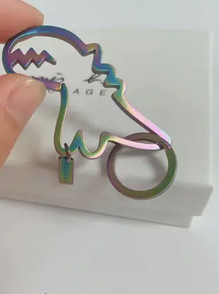 【熱賣精選】agnes b 情侶個性小清新恐龍金屬掛件鑰匙圈包包掛飾