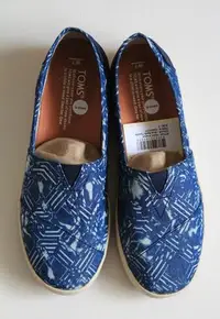 在飛比找Yahoo!奇摩拍賣優惠-【TOMS】藍色蠟染休閒鞋、size：W7
