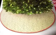 New With Tags Jaclyn Smith Christmas Tidings Tan Gold Red Glitter 52" Tree Skirt