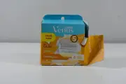 Gillette Venus Plus Olay Comfort glide Cartridges 5 Blades- 5 Count- Coconut