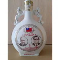 在飛比找蝦皮購物優惠-老酒空瓶 民國67年 總統副總統就職紀念酒