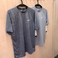 在飛比找蝦皮購物優惠-有間店🔹NIKE 男 短袖 防曬衣 排汗衣 上衣 透氣 深灰