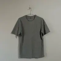 在飛比找Yahoo!奇摩拍賣優惠-UNIQLO  男女適穿 U 圓領T恤 短袖 L 灰