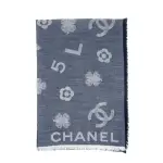 【CHANEL 香奈兒】新款牛仔藍底白色刺繡字母圖騰雙CC喀什米爾混棉圍巾