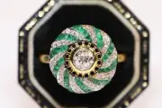 New Made 18k Gold Natural Diamond And Caliber Emerald Decorated Cocktail Ring