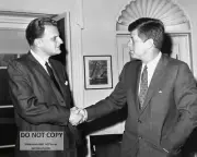 PRESIDENT JOHN F. KENNEDY WITH BILLY GRAHAM - 8X10 PHOTO (AZ429)