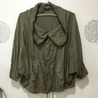 在飛比找蝦皮購物優惠-日本品牌 E hyphen 軍綠蝴蝶袖薄外套