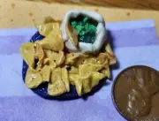 1pc Clay Corn Chips & Guacamole on a Blue Serving Platter (Dollhouse Miniature)
