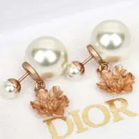 在飛比找蝦皮商城優惠-Dior Tribales 霧面粉紅牡丹和白色珍珠耳環