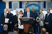 DONALD TRUMP ANSWERING QUESTIONS @ VIRUS BRIEFING - *8X12* PHOTO (BT299)