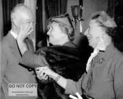 PRESIDENT DWIGHT EISENHOWER w/ HELEN KELLER NOVEMBER 1953 - 8X10 PHOTO (MW-714)