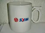 L.(企業寶寶玩偶娃娃)全新SYM三陽機車造型馬克杯--值得擁有/黑箱20/-P