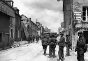 Usa WW II Photo -- D-DAY -- Sainte-Mere-Eglise