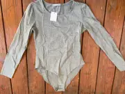 MANGOPOP Women's Size Medium Long Sleeve Bodysuit Crewneck Gray NEW NWT
