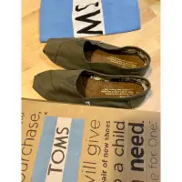 在飛比找蝦皮購物優惠-全新正品現貨 TOMS 平底鞋 懶人鞋 休閒鞋 墨綠色 6號