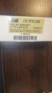 DAYTON 1FC13N RELAY SOCKET 8 PIN 16A 300V DIN RAIL MOUNTING NEW IN BOX LOC L1