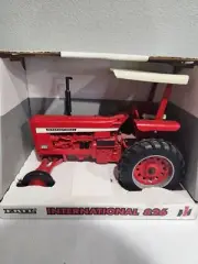 International Farmall 826 Wide Front Tractor w/Canopy 1/16 ERTL