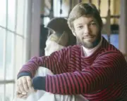 Richard Chamberlain candid later 1960's pose with beard 11x17 poster