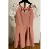 在飛比找蝦皮購物優惠-百貨專櫃品牌 CANTWO 粉橘蕾絲短袖洋裝 背面蝴蝶結設計