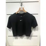 【清大億鴻】NIKE SPORTSWEAR ESSENTIAL 女裝 短袖 休閒 短版 刺繡 黑色 DD1329-010