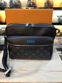 在飛比找Yahoo!奇摩拍賣優惠-::MINI名牌精品店:LV M30233 Outdoor 