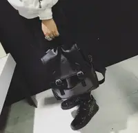 在飛比找樂天市場購物網優惠-韓國 質感 素面 黑色後背包 小包包 外出包 皮革後背包