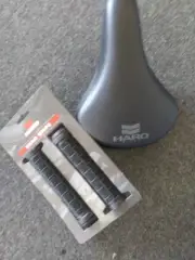 Haro Chevron railed seat and Haro team grips no flange