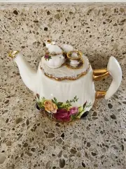 Royal Albert Old Country Roses 1996 Earthenware One Cup Victorian Teapot