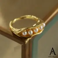 在飛比找momo購物網優惠-【ANGEL】輕奢碗豆莢珍珠時尚開口彈性戒指(金色)