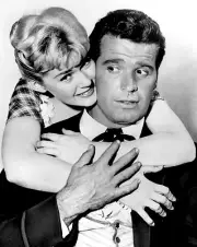 JAMES GARNER & CONNIE STEVENS IN "MAVERICK" - 8X10 PUBLICITY PHOTO (DA-109)