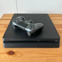 在飛比找蝦皮購物優惠-SONY PS4 Slim 500G容量 遊戲主機+手把 附