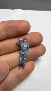 Diorama Scene Props Resin 1/64 Salute Soldier Mini Figure Painted Doll Toys Gift