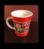 VINTAGE PEANUTS CHARLIE BROWN CHRISTMAS COFFEE CUP MUG "OPEN ME FIRST" NEW!